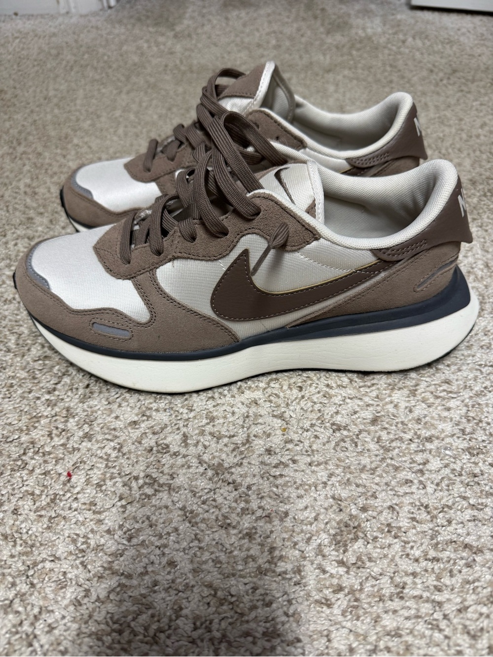 Nike Womens Phoenix Waffle Running Shoes in Taupe/Brown - Picture 2 of 6